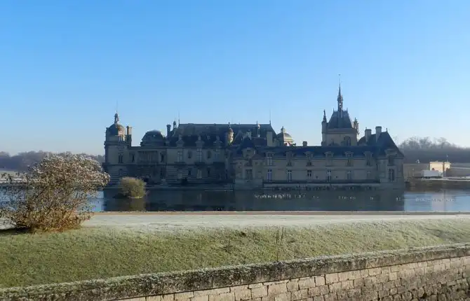 Прогулка по территории замка Шантаийи