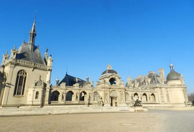 Прогулка по территории замка Шантаийи