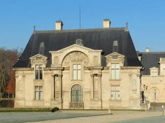 Прогулка по территории замка Шантаийи