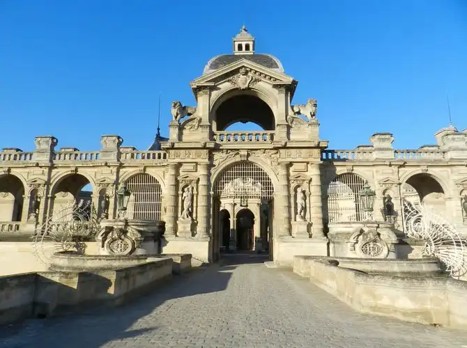 Прогулка по территории замка Шантаийи