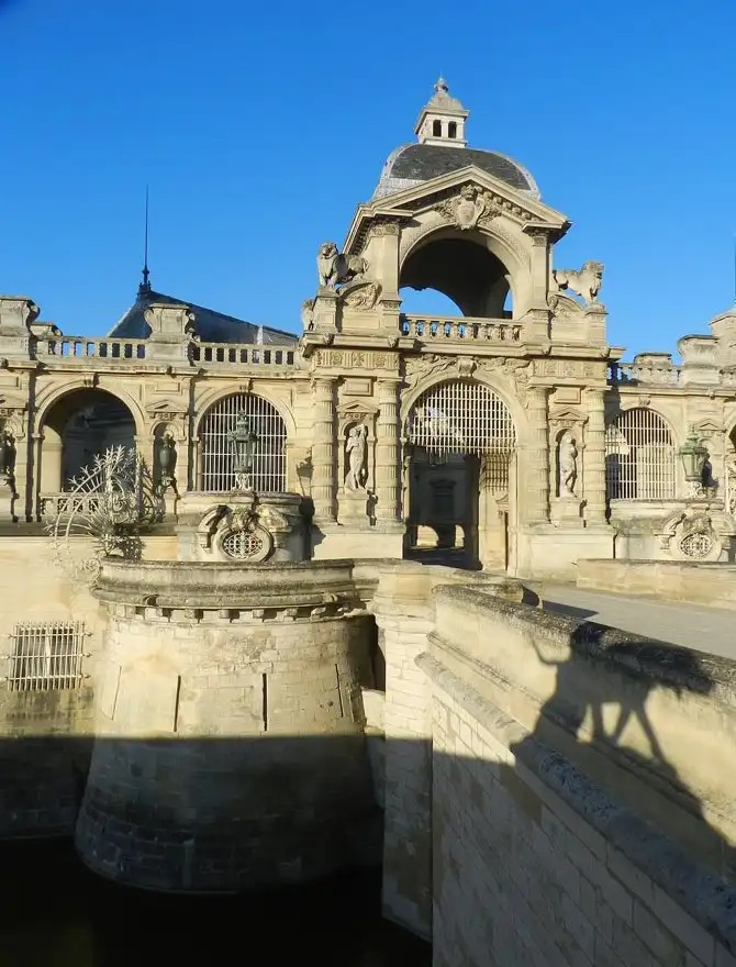 Прогулка по территории замка Шантаийи