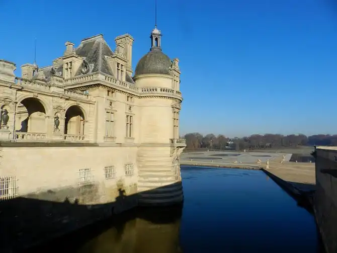 Прогулка по территории замка Шантаийи