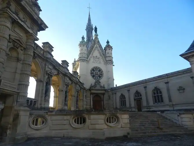 Прогулка по территории замка Шантаийи