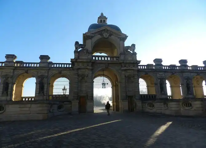 Прогулка по территории замка Шантаийи