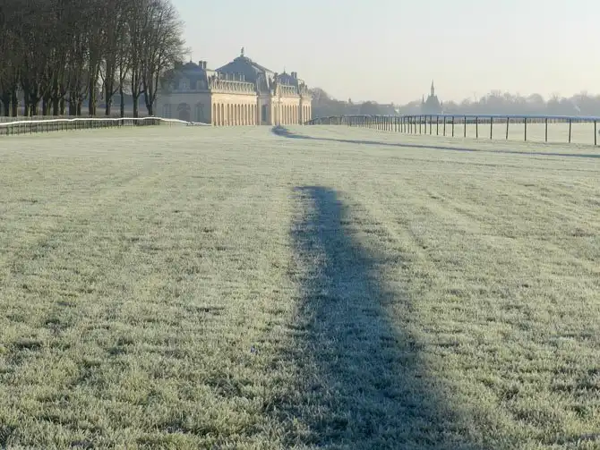 Прогулка по территории замка Шантаийи