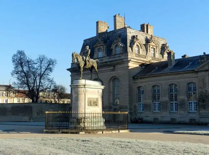 Прогулка по территории замка Шантаийи