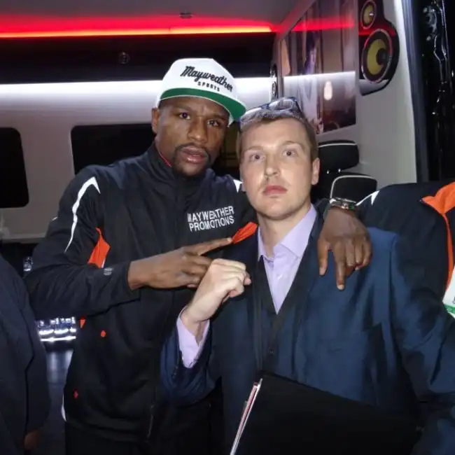 Британец Стив Каррузерс проник в VIP-зону на бое века, чтобы сфотографироваться со звездами