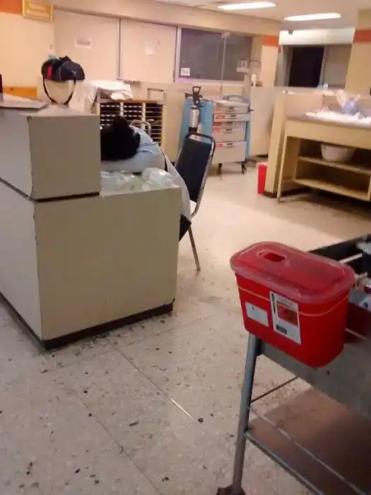 Врачи со всего мира встали на защиту девушки-резидента, уснувшей на работе