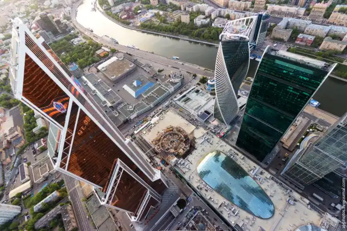 Московские руферы покорили самое высокое здание Европы – башню «Федерация Восток»