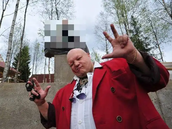 Под Санкт-Петербургом открыли памятник Путину в образе императора Римской империи