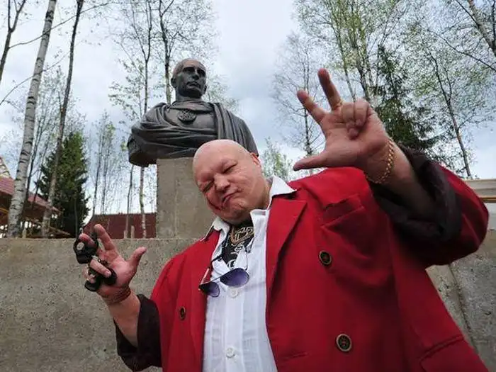 Под Санкт-Петербургом открыли памятник Путину в образе императора Римской империи