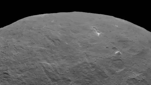 Зонд Dawn обнаружил пирамиду рядом с белыми пятнами на Церере