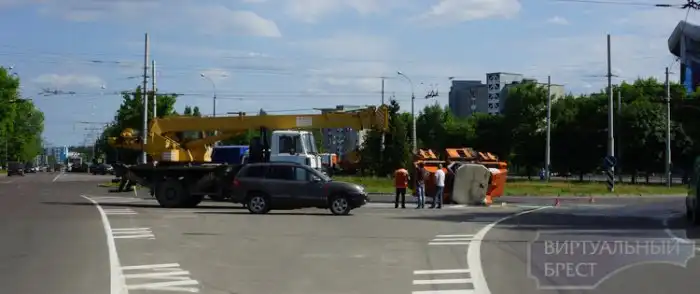 В Бресте во время движения опрокинулся каток