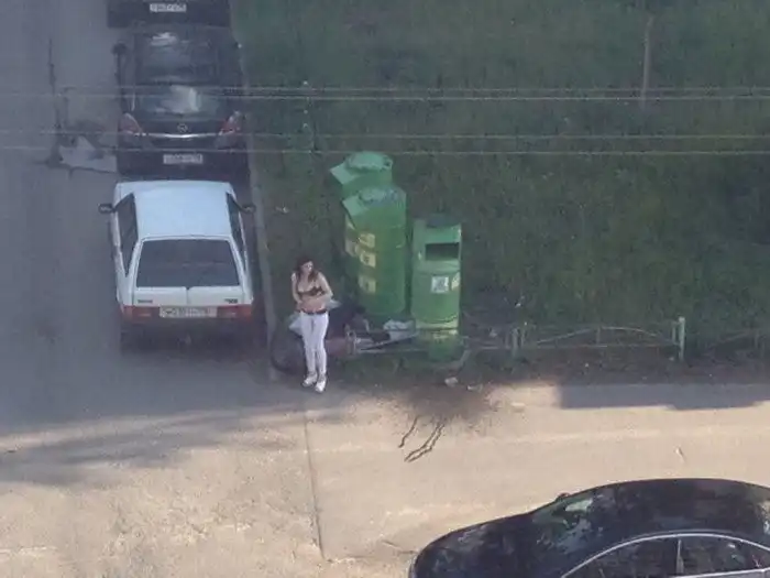 В Санкт-Петербурге контейнер сбора вещей для малоимущих привлек предприимчивую даму