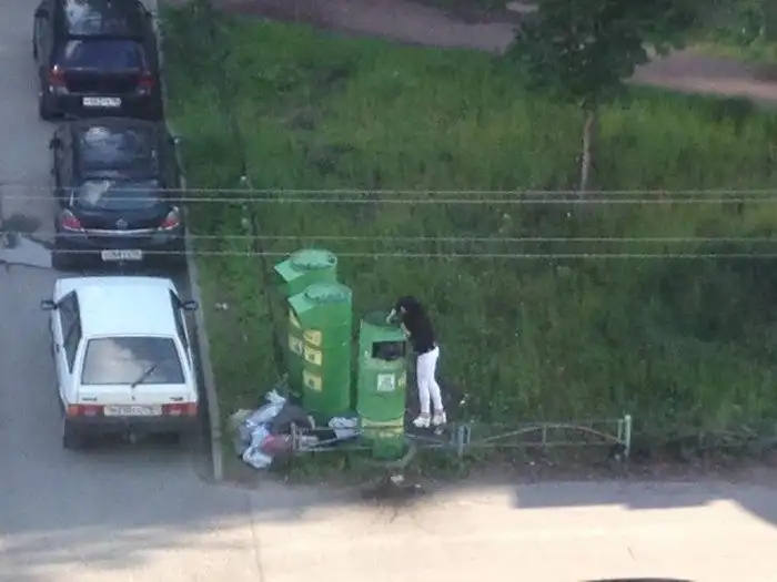 В Санкт-Петербурге контейнер сбора вещей для малоимущих привлек предприимчивую даму