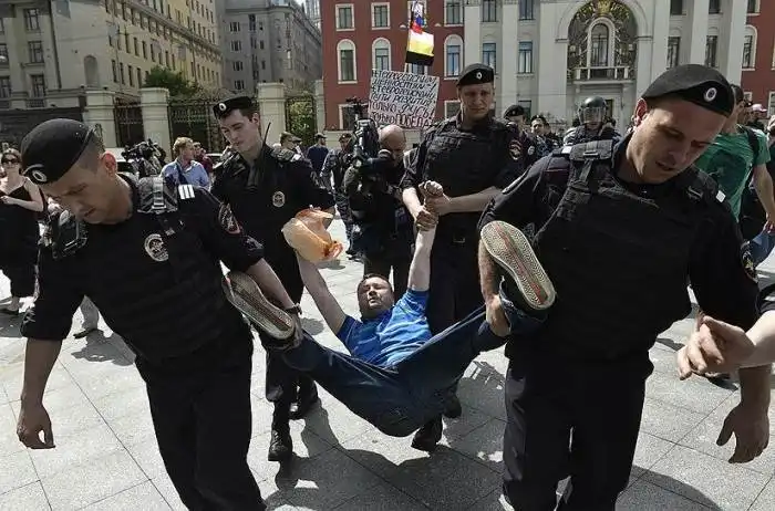 В Москве произошла потасовка между членами ЛГБТ-сообщества и православными активистами