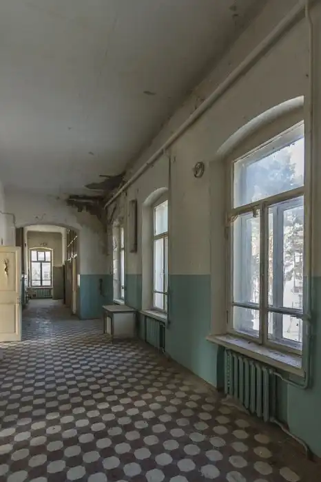 Прогулка по закрытому роддому в провинциальном городке