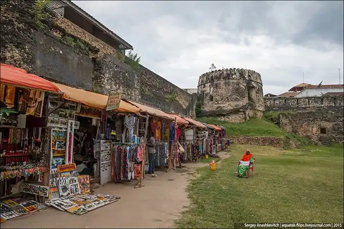 Не райская столица райского острова