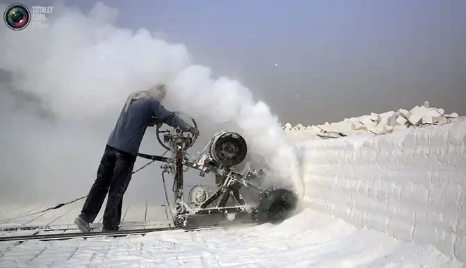 Белоснежные карьеры по добыче известняка в Египте