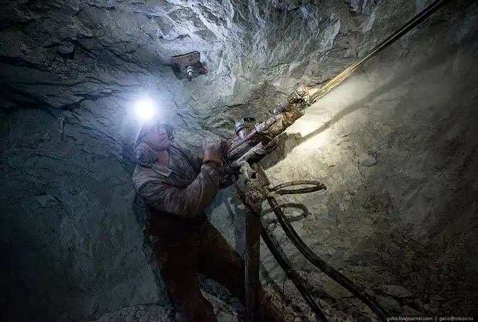 Как выглядит самая глубокая шахта в России
