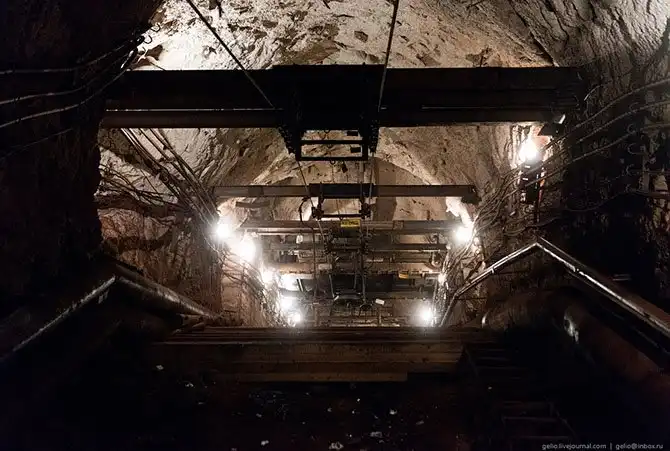 Как выглядит самая глубокая шахта в России