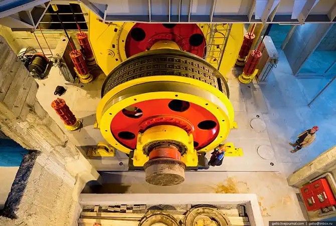 Как выглядит самая глубокая шахта в России