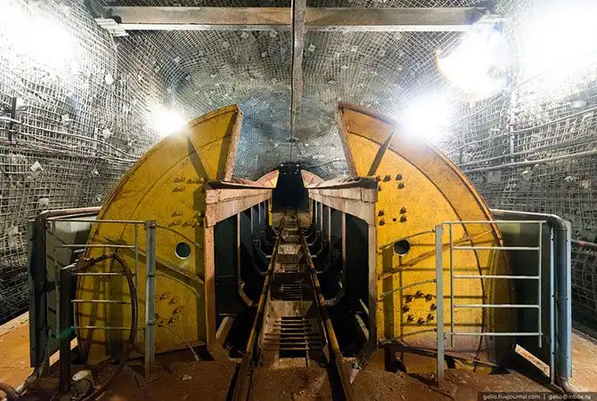 Как выглядит самая глубокая шахта в России