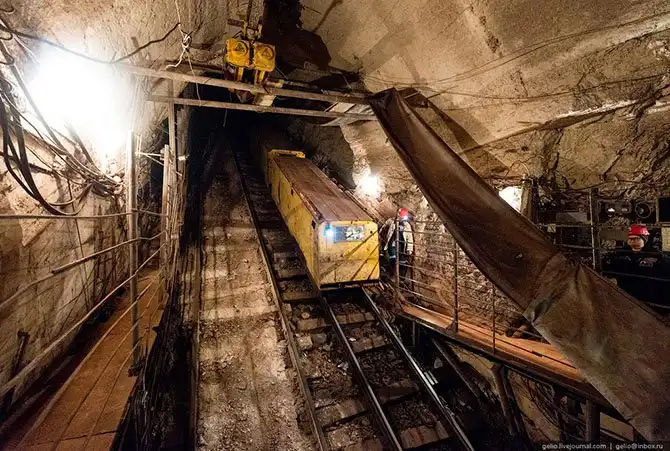 Как выглядит самая глубокая шахта в России
