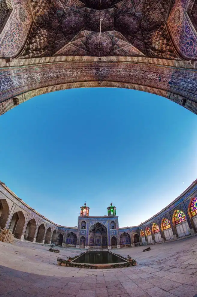 Уникальные витражи в интерьере мечети Насир аль-Мульк