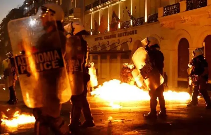 В Афинах начались стычки между демонстрантами и полицией