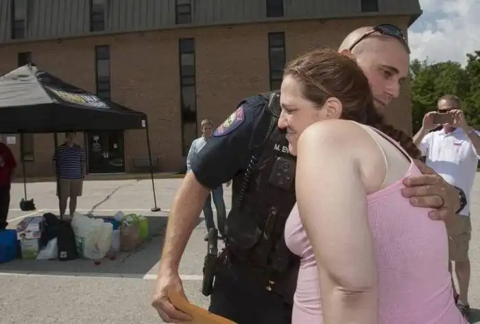 Полицейский помог женщине, которую он должен был арестовать за воровство