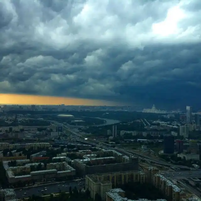Ливень и гроза обрушились на Москву