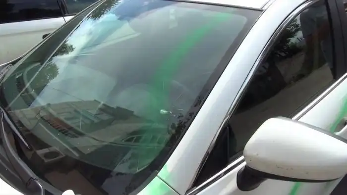 Житель Калининграда в стремлении отомстить бывшей девушке разрисовал краской три автомобиля