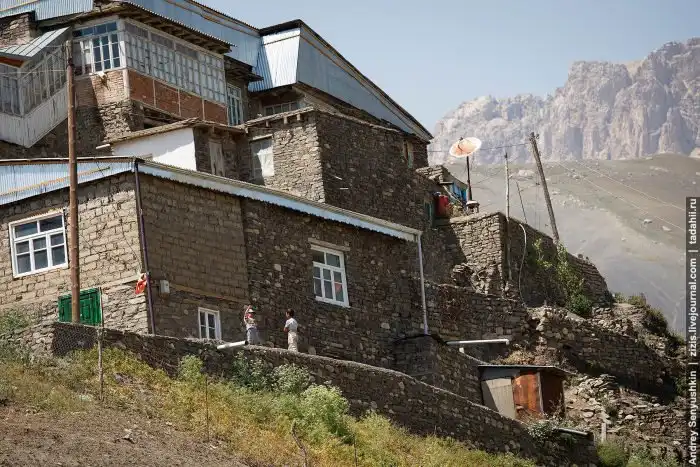Как строят дома в одной из горных деревень Азербайджана