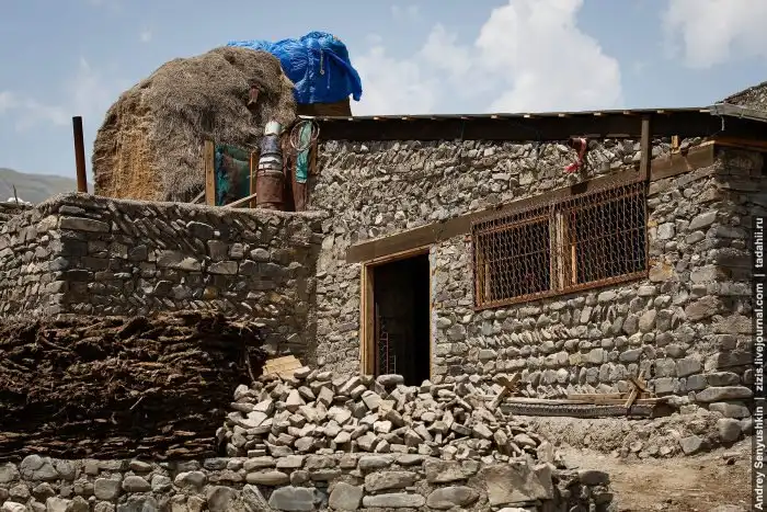 Как строят дома в одной из горных деревень Азербайджана