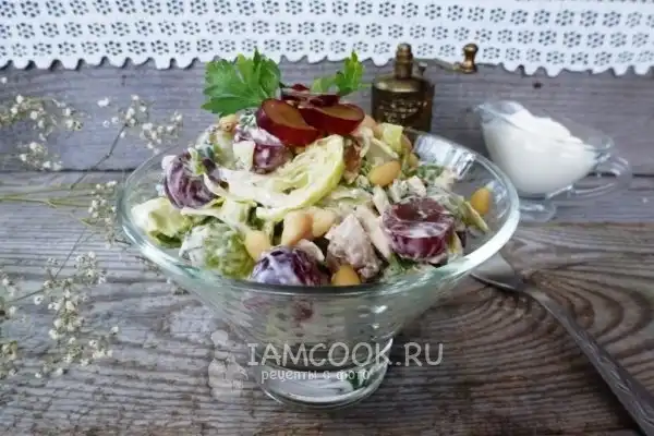 САЛАТ ИЗ ВИНОГРАДА И КУРИНОЙ ГРУДКИ.