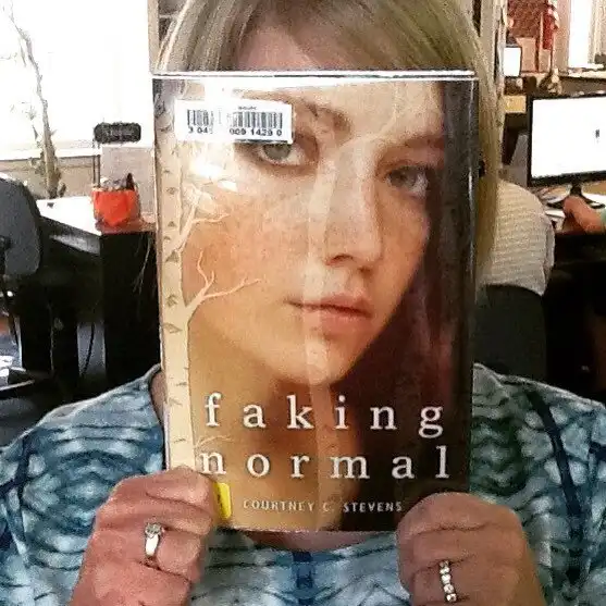 Фотографии, на которых лица читателей совмещаются с обложками книг