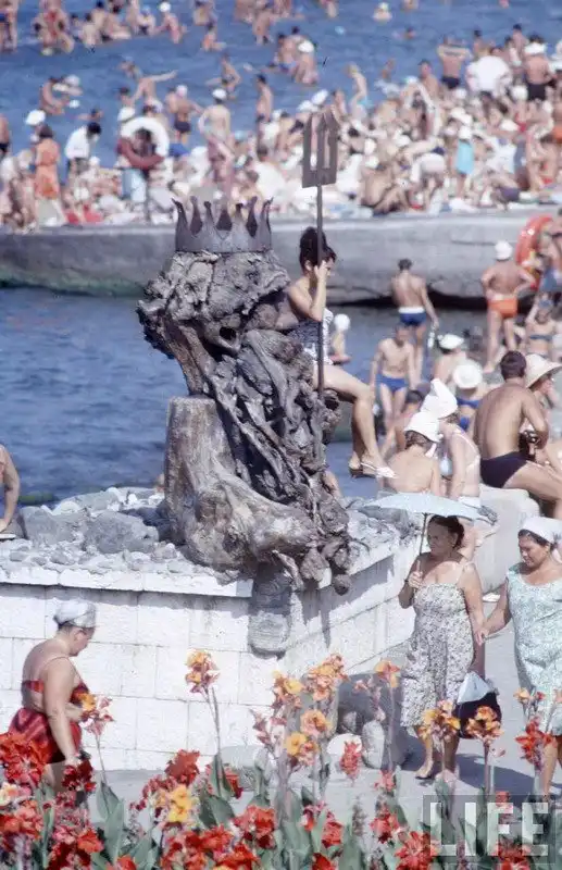 Пляжная жизнь в СССР. Солнце, воздух, вода и пляжная мода.