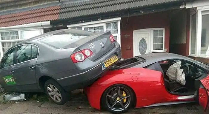 Британец разбил арендованный суперкар Ferrari 458 Italia за 330 000 долларов