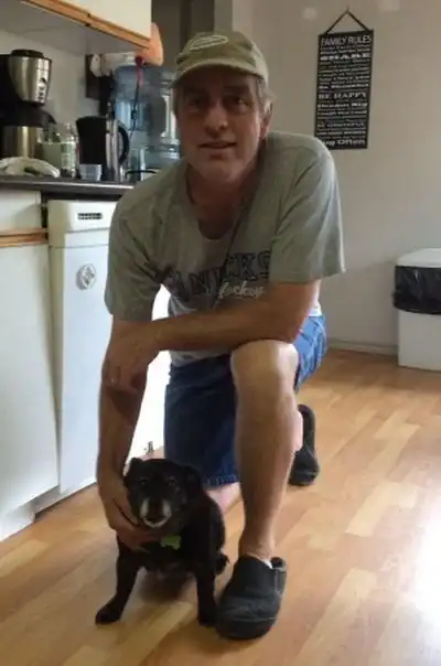 Медведь забрался посреди ночи на кухню, чтобы перекусить