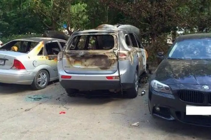 Празднуя покупку BMW, житель Ростова-на-Дону спалил три автомобиля