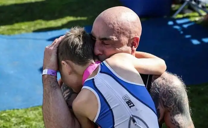 В Великобритании мальчик с ДЦП финишировал в триатлоне