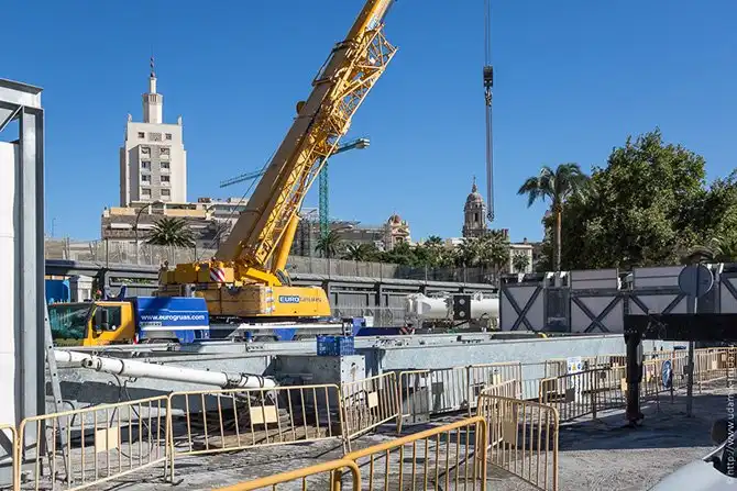 Как собирают 70-метровое колесо обозрения