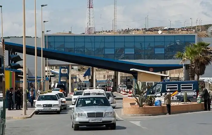 Пытаясь попасть в Европу, мигранты спрятались под капотом и за задним сиденьем авто