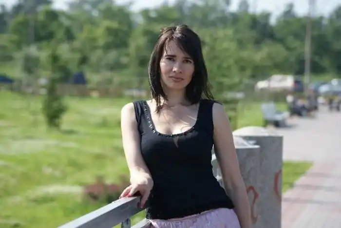 Питерская художница Ирина Романовская нарисовала грудью портреты Путина и Медведева