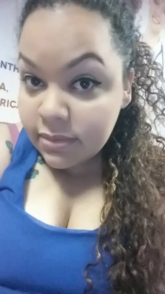 Одна блестка попала девушке в глаз