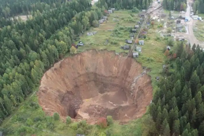 Гигантский провал под Соликамском увеличился в размерах