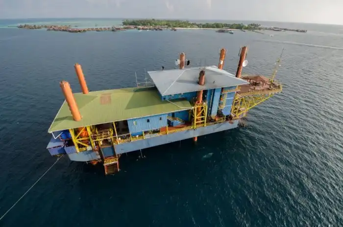 Уникальный хостел для дайверов на базе старой буровой платформы