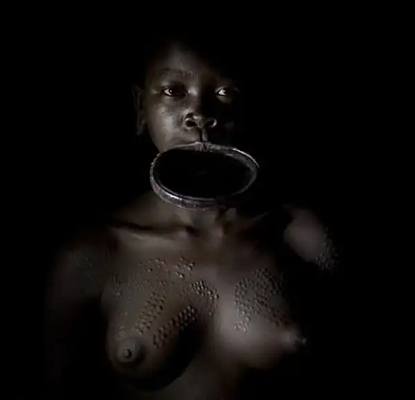 Шрамирование по-африкански с помощью колючек и лезвия