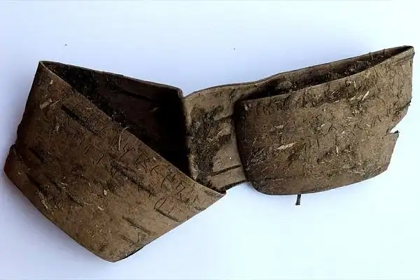 В Москве на территории Зарядья археологи нашли берестяную грамоту